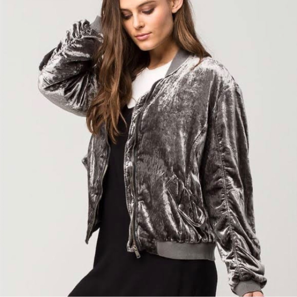 Free People / Ruched Grey
Velvet Bomber Jacket
